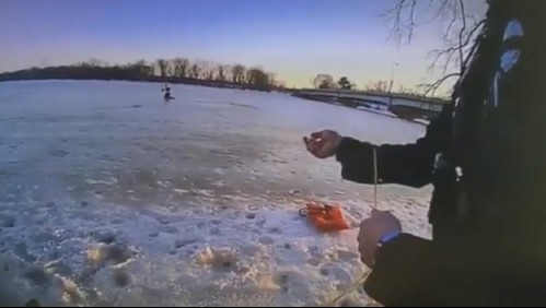 El video del dramático rescate de un niño que cayó a un río congelado