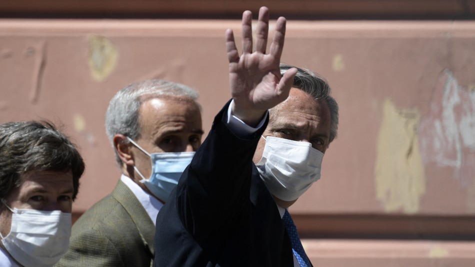 Alberto Fernández es recibido a piedrazos en su visita por incendios en Argentina Alberto Fernández es recibido a piedrazos en su visita por incendios en Argentina
