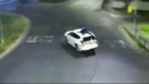 Delincuente huye sobre el techo de un vehículo para evitar ser detenido