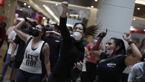 Con flexiones y equipamiento: Deportistas protestan en pleno mall por cierre de gimnasios