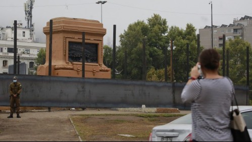 Con placas metálicas y fierros en altura: así luce ahora base de estatua del general Baquedano