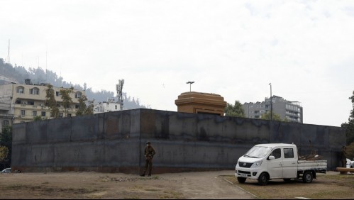 Avanzan obras de cerco en Plaza Italia: Medirá 3,5 metros y pesará 12 toneladas