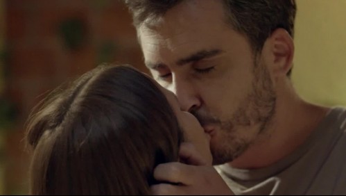 'Por fin': Fans de Edificio Corona celebran esperado beso entre Javiera y Pablo