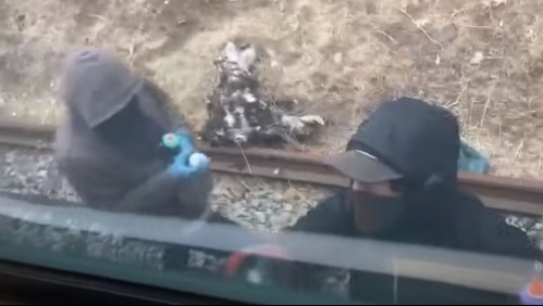 Video capta a encapuchados instalando barricada para detener y rayar el Metro de Valparaíso