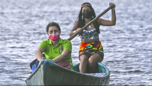 Jugada profesora viaja en canoa para educar a sus alumnos indígenas