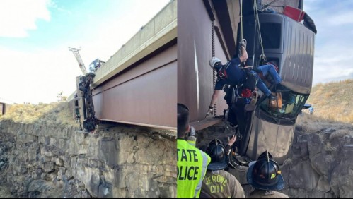 Pareja viajaba en camioneta y quedan colgando de puente a 30 metros de altura