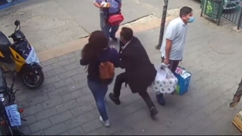 ¿Nuevo modus operandi? Video viral muestra 'lanzazo' contra mujer y asaltante huyendo en auto