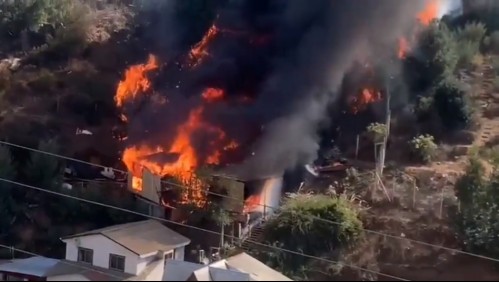 Al menos tres casas afectadas por incendio en cerro Rocuant de Valparaíso