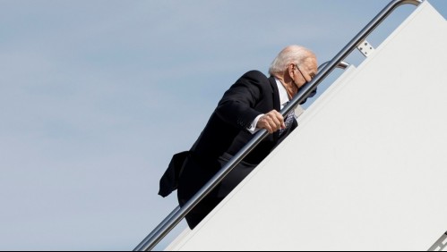 Video capta momento en que el presidente de EEUU tropieza al subirse al avión