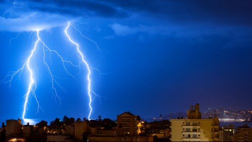 Reportan fuertes tormentas eléctricas en distintas comunas del país