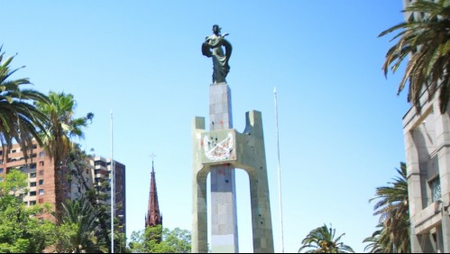 Carabineros estudia retirar su conocido monumento de Alameda para evitar que sea dañado