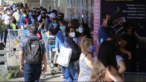 A dos días de retroceso a cuarentena: largas filas en supermercados de Puente Alto