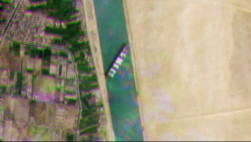 Preocupación por comercio mundial: Gigantesco buque encalla y bloquea el Canal de Suez