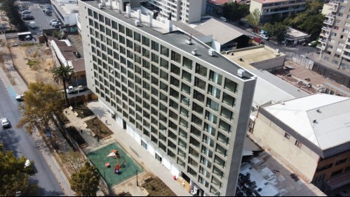 Departamentos alcanzan los $100 millones: Polémica por estrecho edificio en Santiago