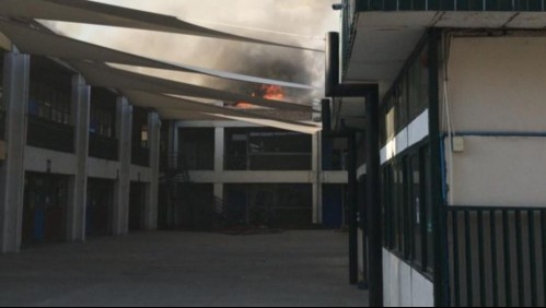 Gran incendio afecta a colegio Santa Juliana de Recoleta