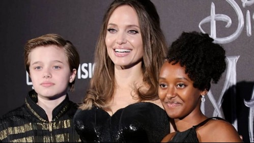 Así admira Angelina Jolie el retrato de su hija Zahara con incrustaciones de monedas de oro