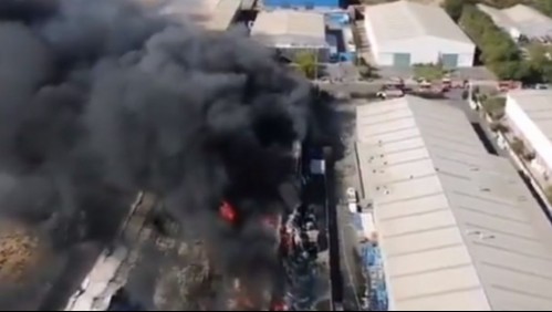 Videos registran incendio de gran proporción en fábrica de químicos en la comuna de Colina