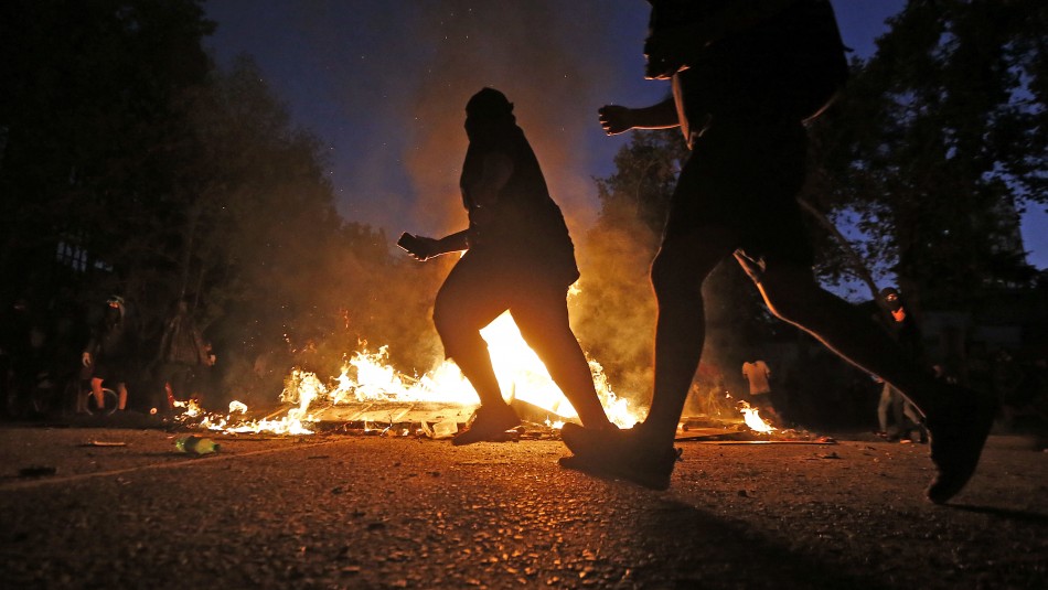 Barricadas incendiarias obstaculizan el tránsito en Recoleta y Cerrillos