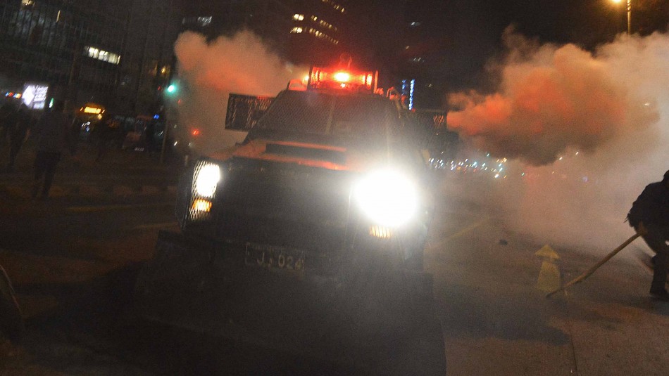 Sujeto cae desde carro lanza gases tras subirse al techo del vehículo policial en Antofagasta