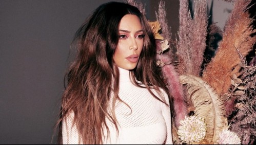 Kim Kardashian mostró nuevos dientes de oro y pedrería para adornar su sonrisa
