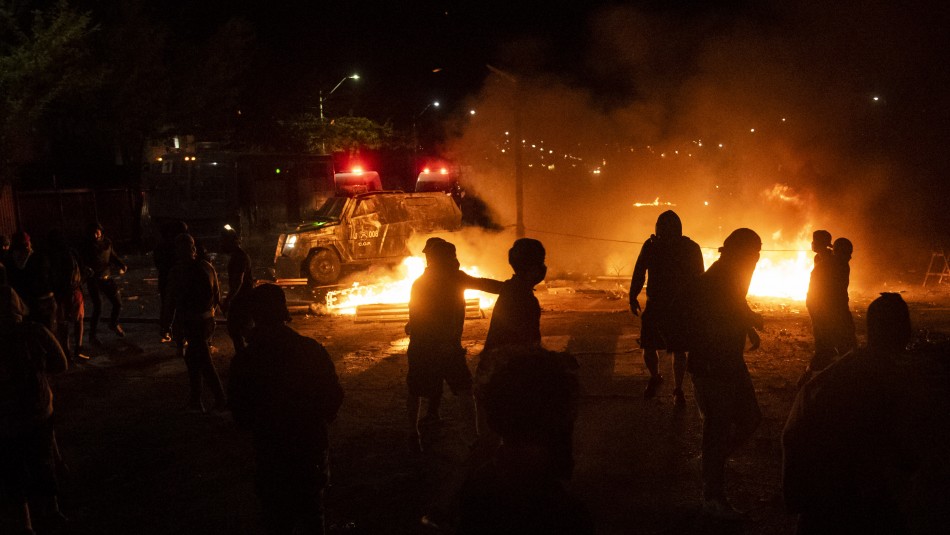 Fuerzas Especiales se enfrentan con manifestantes en Peñalolen