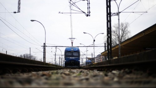 Mujer es abusada sexualmente y abandonada en las vías del tren para simular suicidio