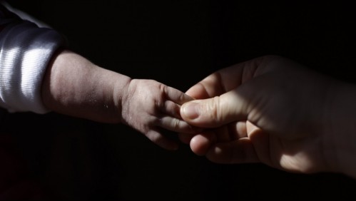 Bebé con pocas horas de vida es abandonado en una pista de carrera de caballos
