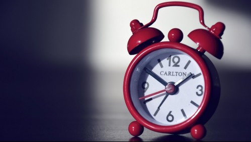 Cambio de hora: ¿Por qué se deben ajustar los relojes todos los años en Chile?