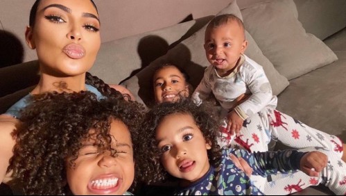 Kim Kardashian comparte tierna imagen de sus tres hijos menores con coqueto atuendo
