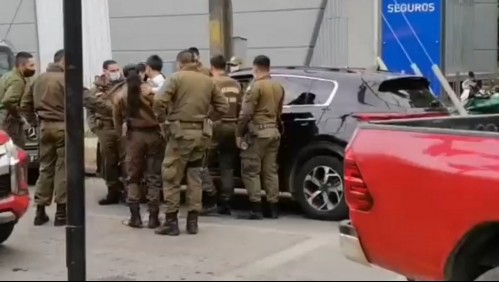Mujer en auto clonado y con billetes falsos intentó atropellar a carabineros para evadir control