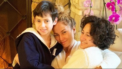 Jennifer Lopez posa con sus hijos Max y Emme en una piscina infinita en República Dominicana