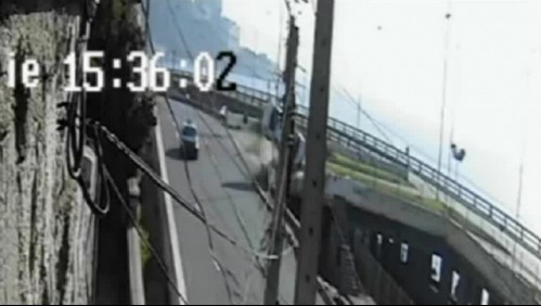 Cámara registra aparatoso accidente: Auto se vuelca contra los rieles del Metro de Valparaíso