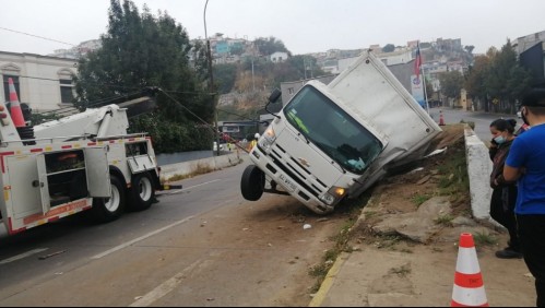 Nuevo volcamiento en bajada Santos Ossa en Valparaíso: Dos personas terminaron lesionadas