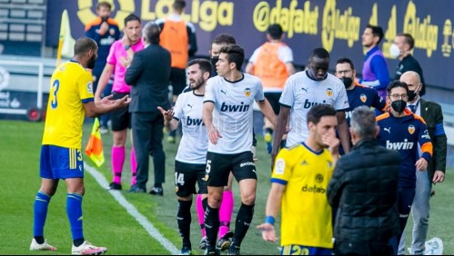 Racismo en fútbol español: Plantel del Valencia abandonó cancha en Cádiz tras insulto a defensa