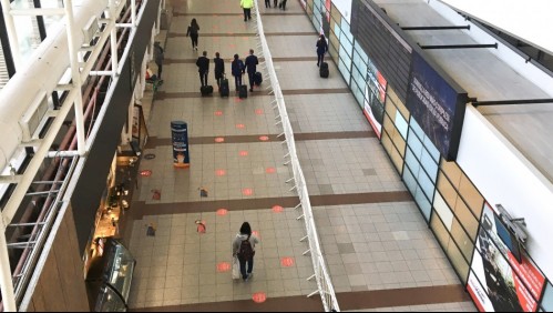 'Ya se solucionó el problema': Explican gran cantidad de viajeros en aeropuerto de Santiago