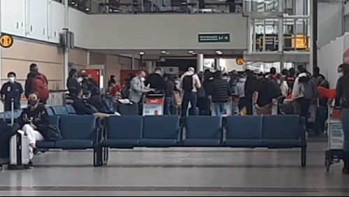 Gran cantidad de viajeros en aeropuerto de Santiago: Algunos no irían a hoteles sanitarios