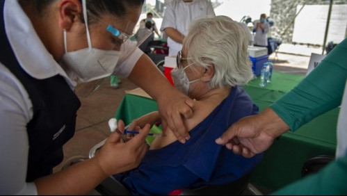Mujer de 85 años aprovechó vacunación contra Covid para denunciar maltratos de su hija
