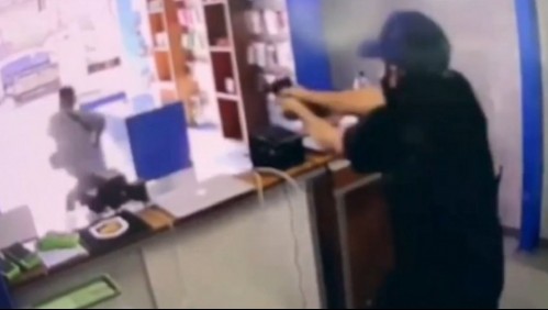 [VIDEO] Delincuente roba tienda de celulares y termina siendo baleado por su dueño