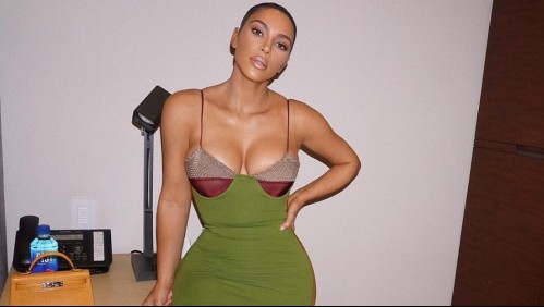 Kim Kardashian posa con unas exóticas sandalias amarillas diseñadas por Kanye West