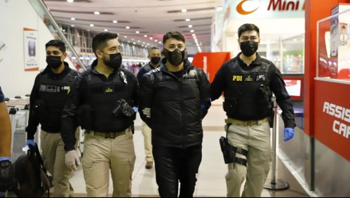 Detienen en el aeropuerto a cantante chileno buscado por robo y delitos violentos