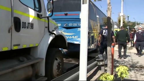 Violento robo a camión termina en choque con bus con pasajeros y nueve heridos