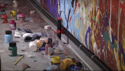 Con brocha en mano pareja arruina un cuadro de 500 mil dólares y los denuncian en la policía