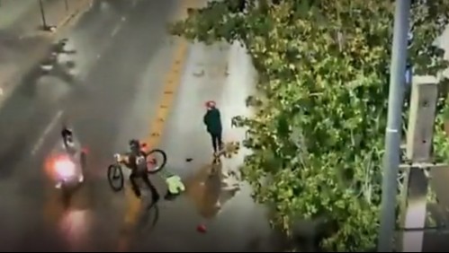Video capta momento en que carabinero balea a sujetos tras ser asaltado