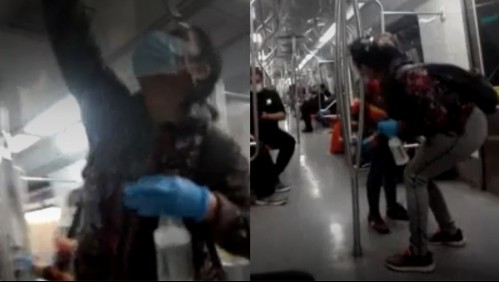 Video muestra a mujer que se dedica a sanitizar pasamanos de vagones del Metro