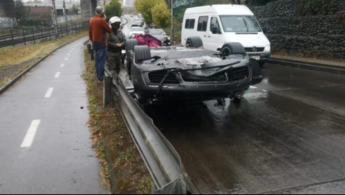 Porsche de $60 millones queda volcado luego de compleja maniobra del conductor