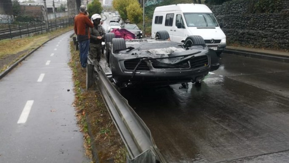 Porsche Porsche terminó volcado en Concepción.
