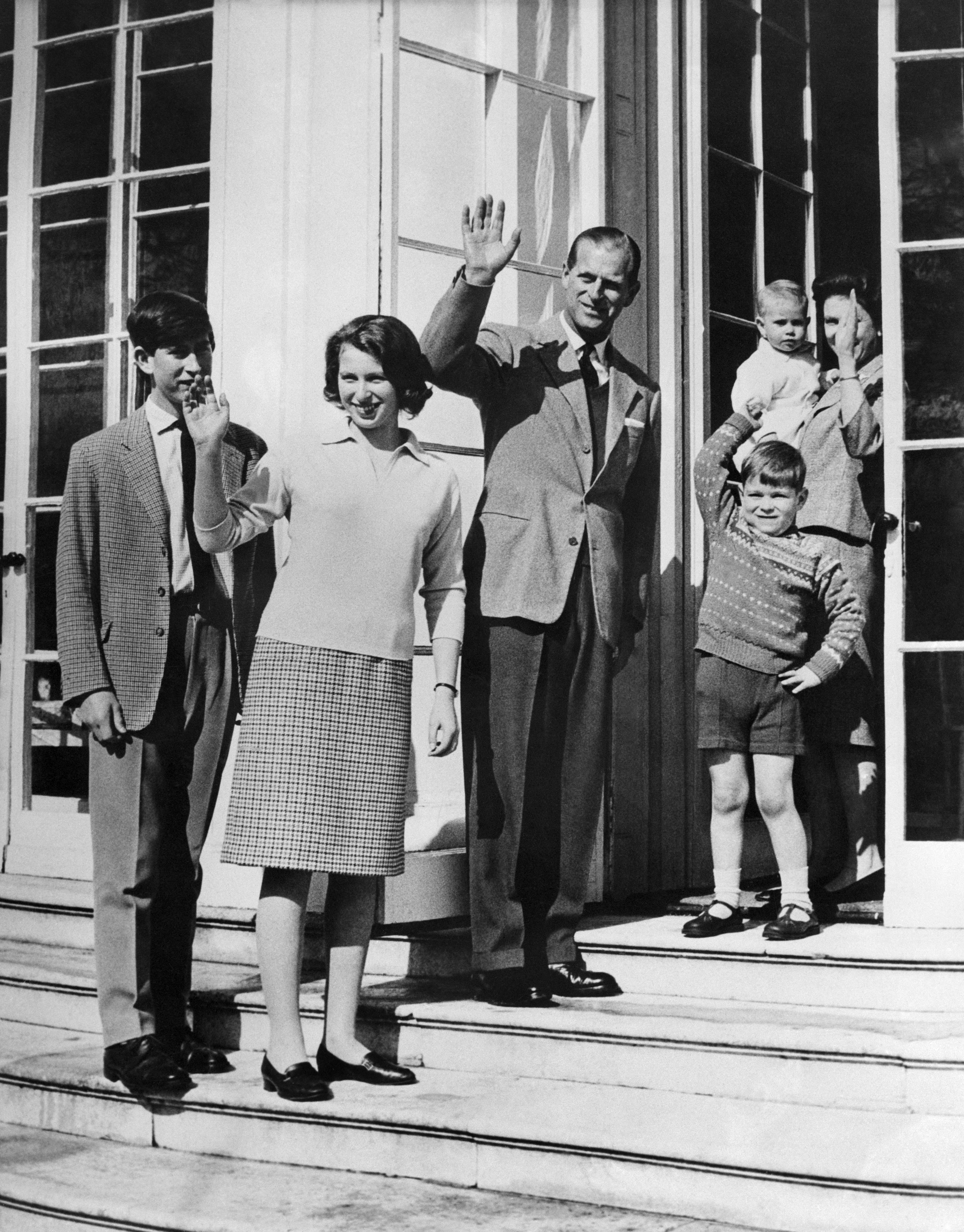 Príncipe Felipe y la Reina Isabel II junto a su familia