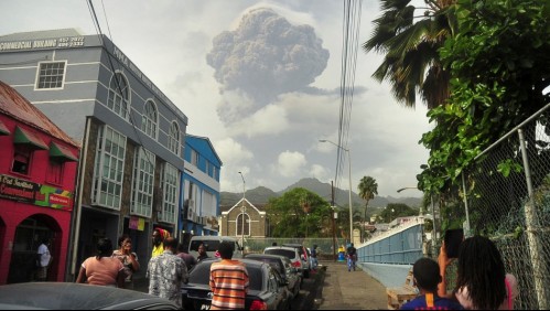 Violenta erupción de volcán La Soufriere obliga a evacuar a miles de personas en San Vicente