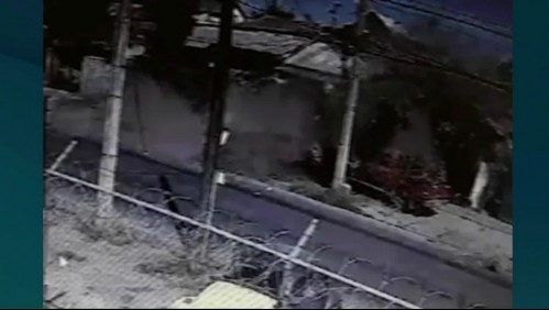 Auto 'voló' y chocó con dos casas: mujer se salvó de milagro de ser atropellada