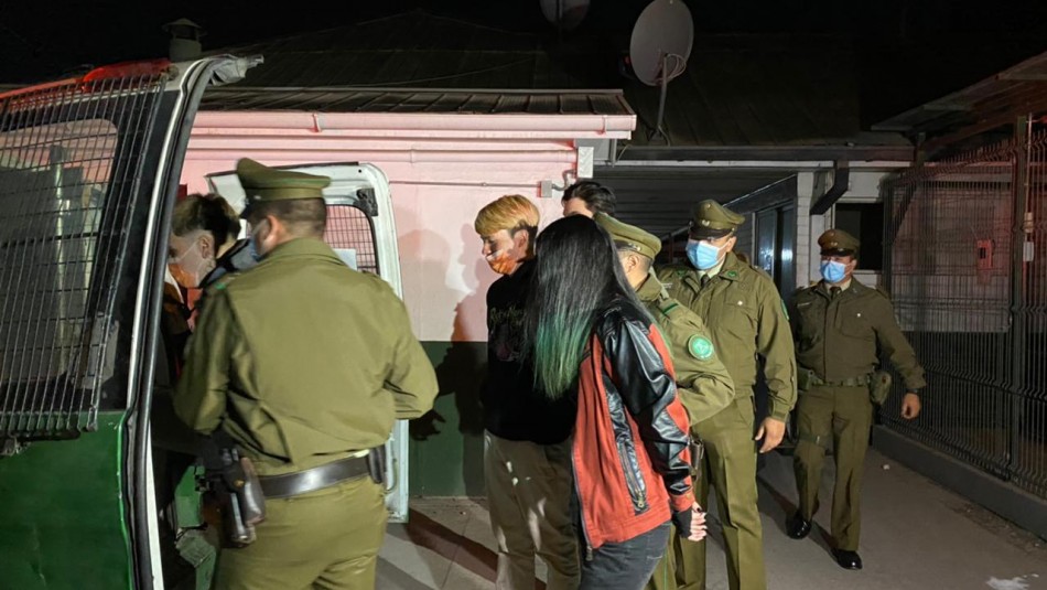 Intentaron esconderse: detienen a 20 personas que celebraban cumpleaños en Cerro Navia Intentaron esconderse: detienen a 20 personas que celebraban cumpleaños en Cerro Navia